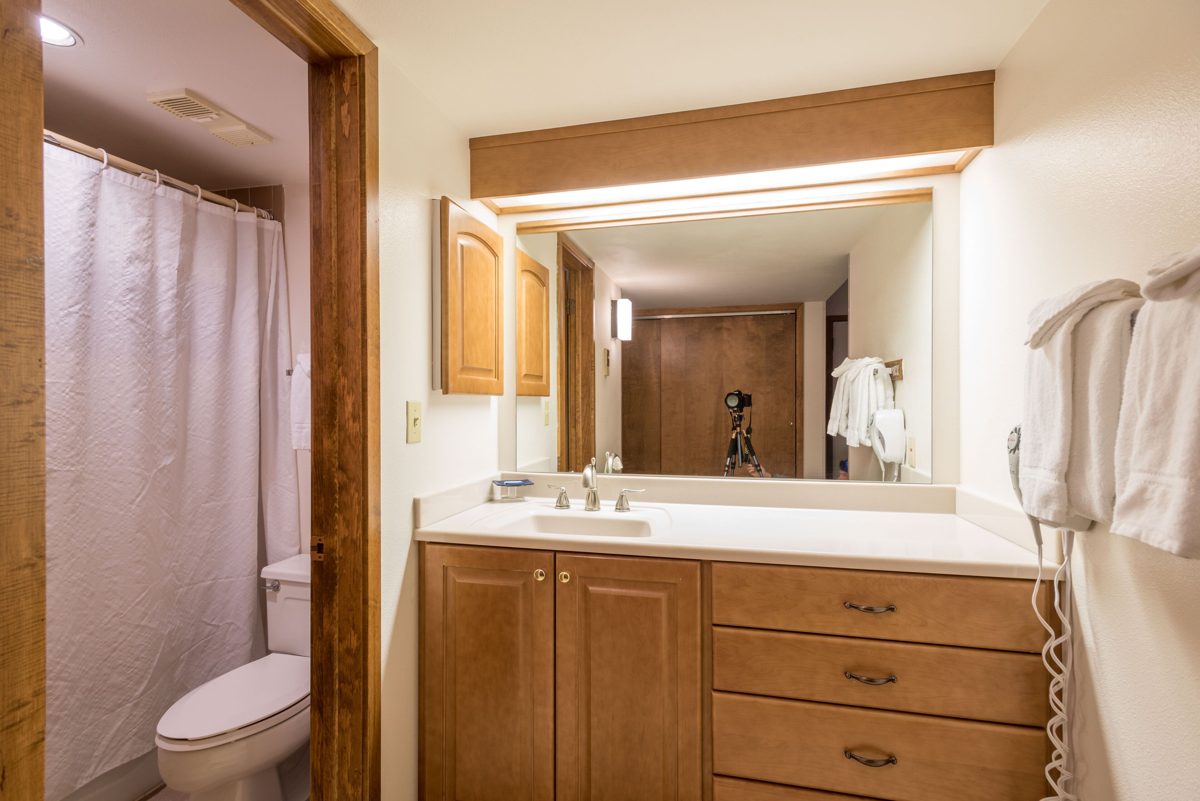 Hotel w/ 2 queen beds, great value, free wifi, & parking.