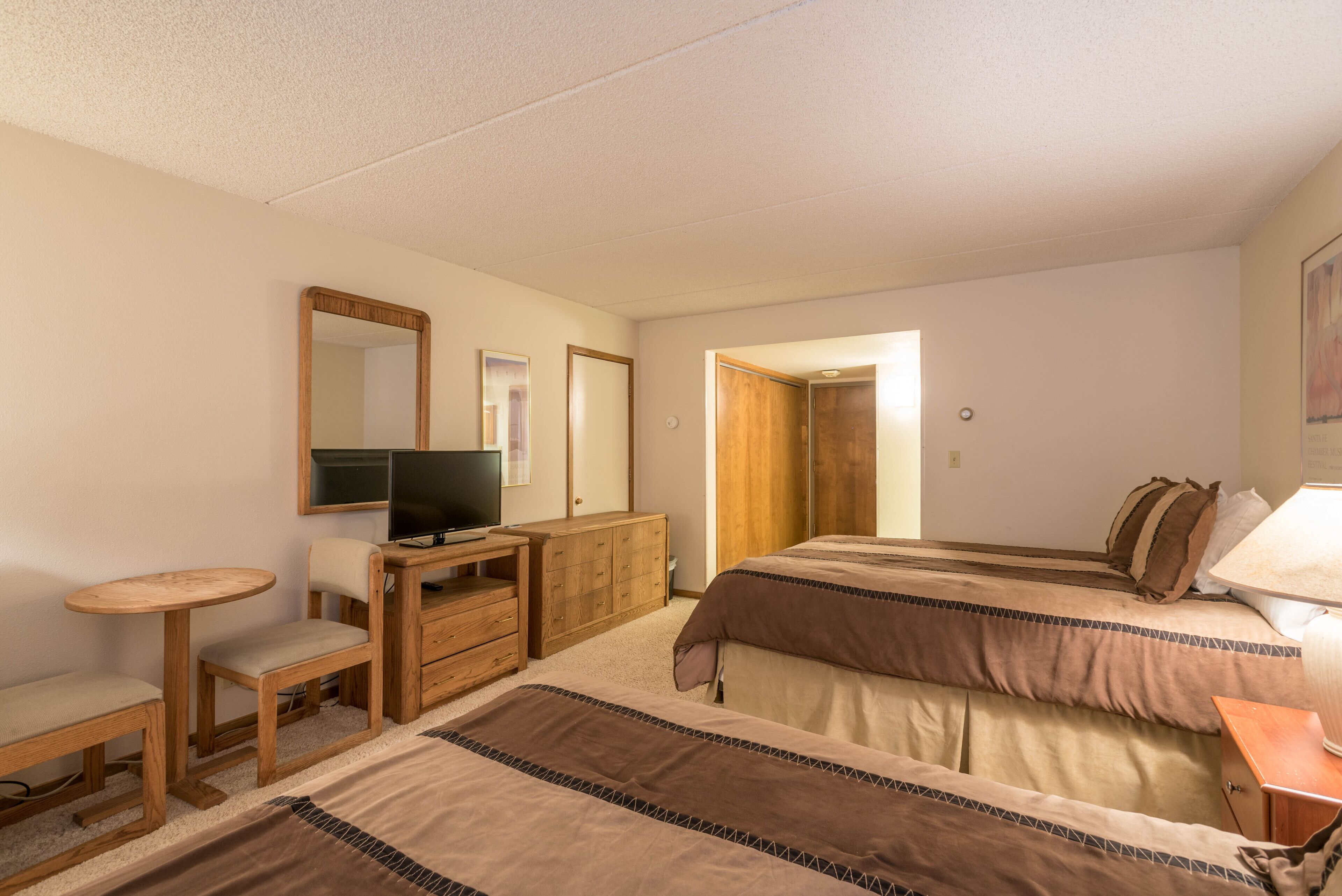 Hotel w/ 2 queen beds, great value, free wifi, & parking.