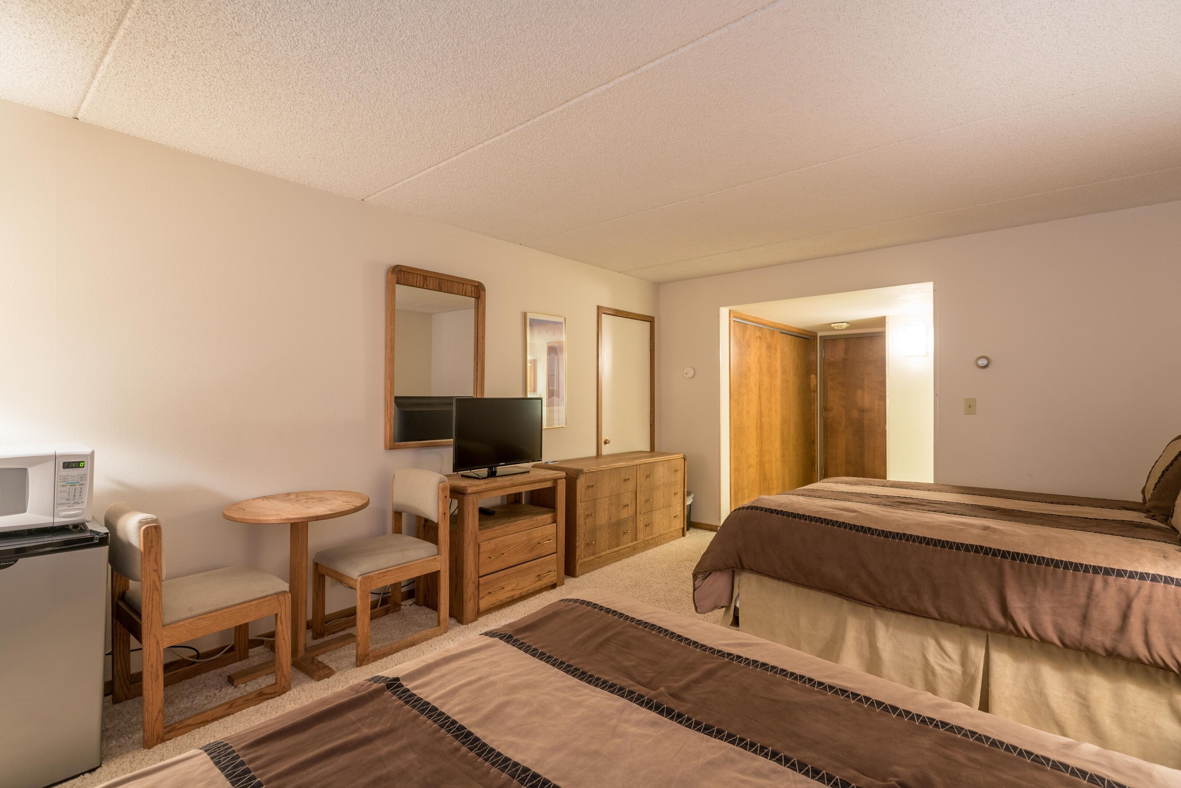 Hotel w/ 2 queen beds, great value, free wifi, & parking.