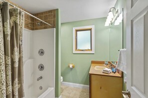 Ensemble baignoire-douche, serviettes fournies