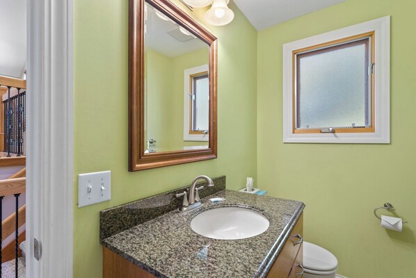 Combined shower/tub, towels