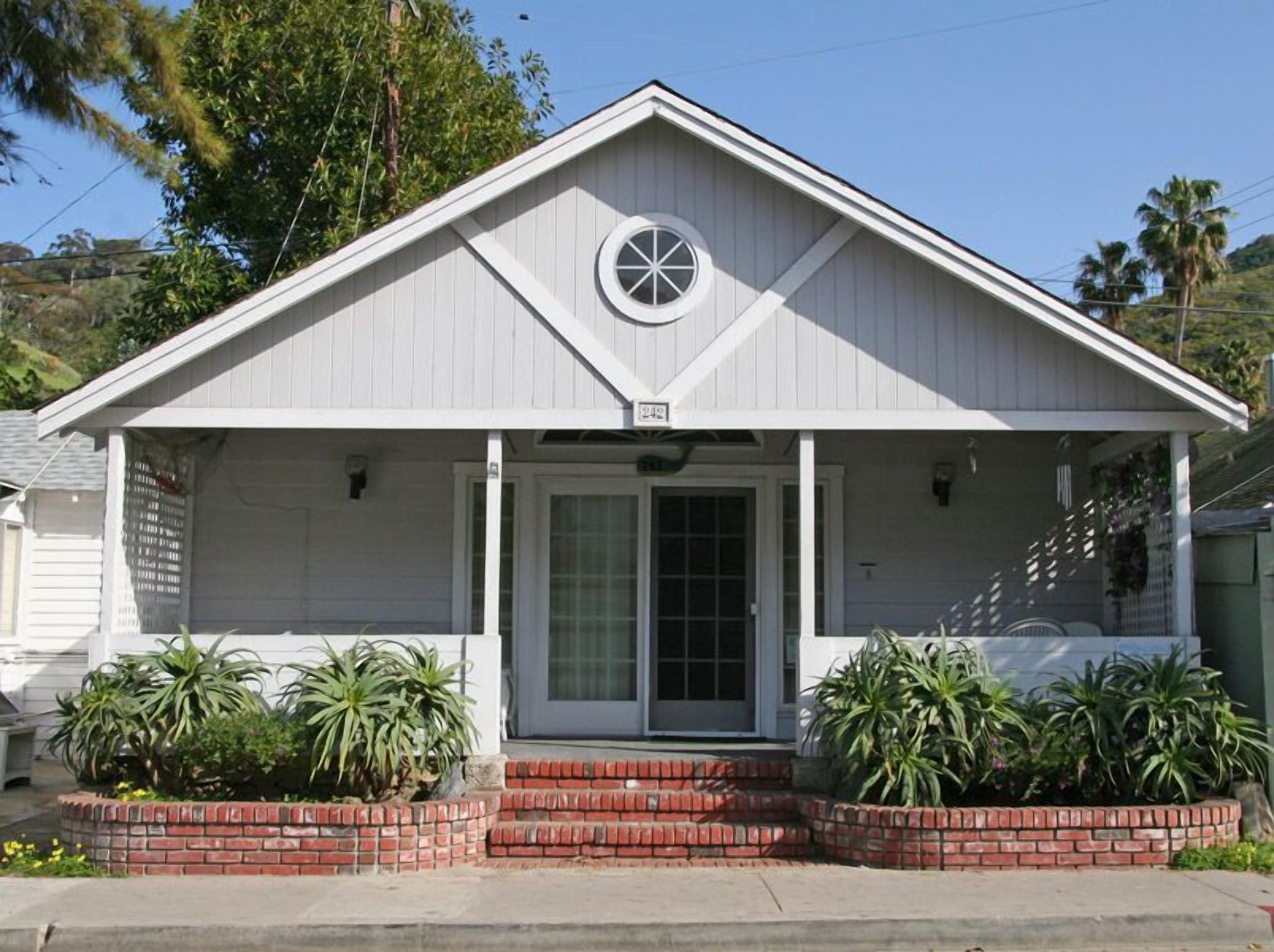 242CL: Budget-friendly Catalina Cottage + Vaulted Ceilings + Front Porch