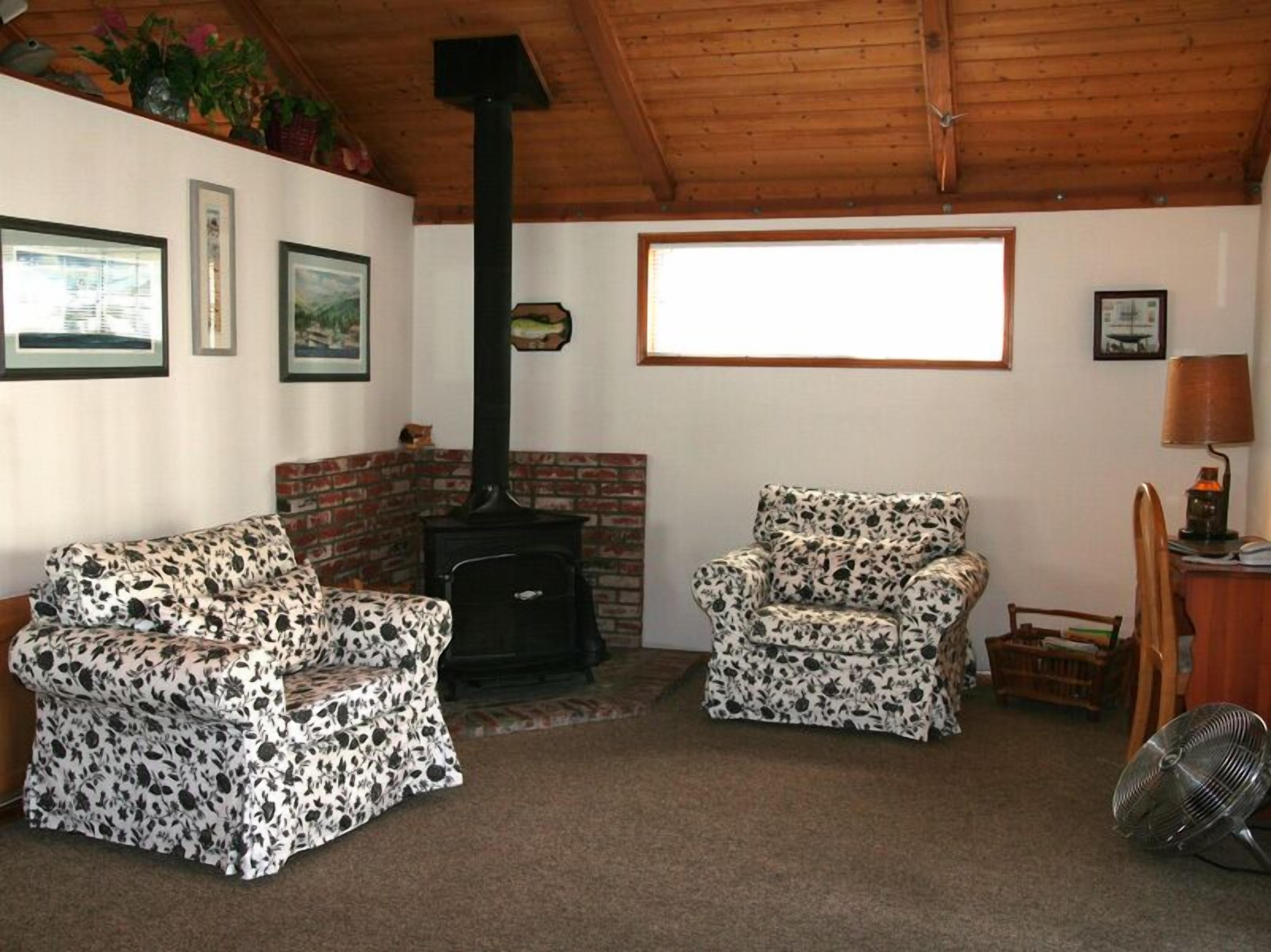 242CL: Budget-friendly Catalina Cottage + Vaulted Ceilings + Front Porch