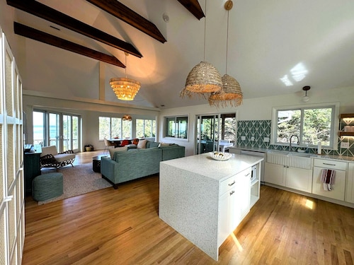 Seafield House:  Dog friendly home, sound side beach, perfect getaway.