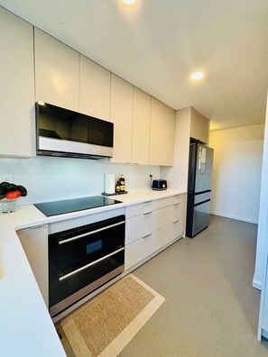 Kylskåp, mikrovågsugn, ugn och spishäll