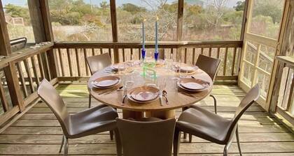 Someplace Else: Iloisesti sisustettu saari kotiin suon näköala.