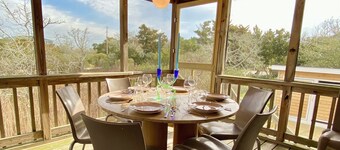 Someplace Else: Iloisesti sisustettu saari kotiin suon näköala.