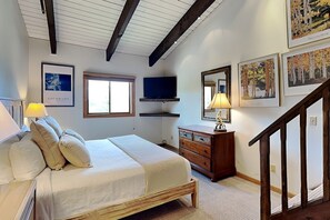 3 bedrooms, iron/ironing board, travel cot, Internet
