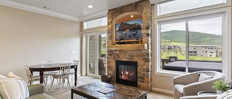 Smart TV, caminetto, lettore DVD, tavolo da calcetto