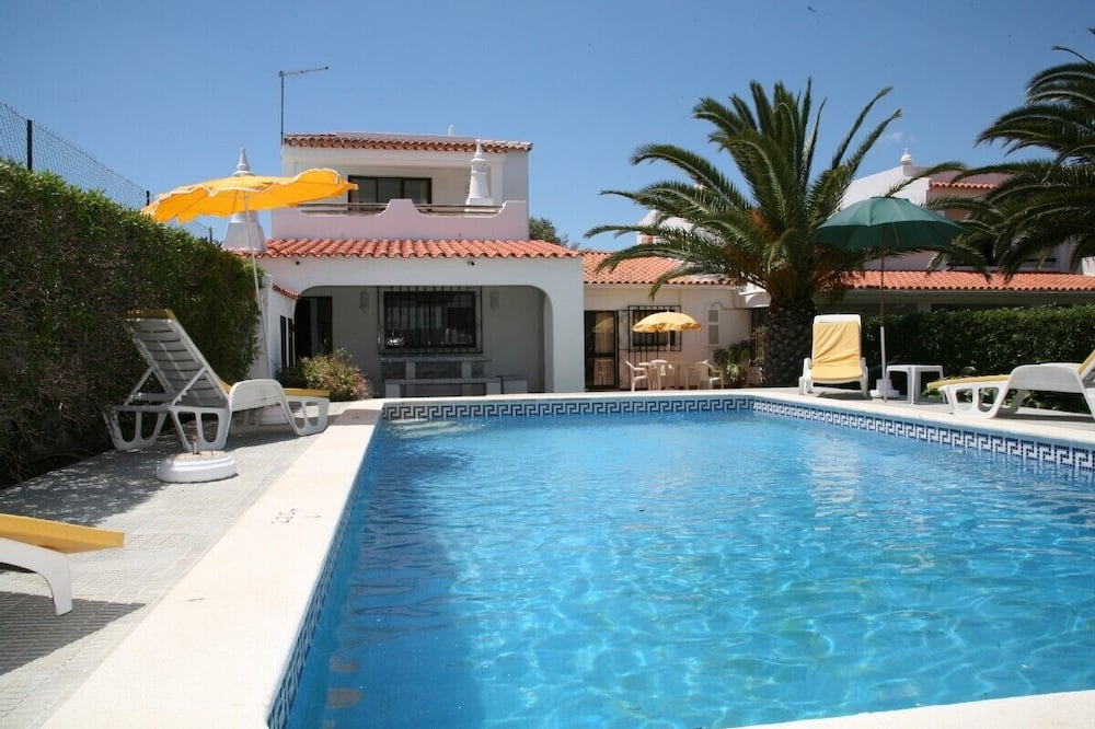 Quinta da Eira is a large villa in a private farm