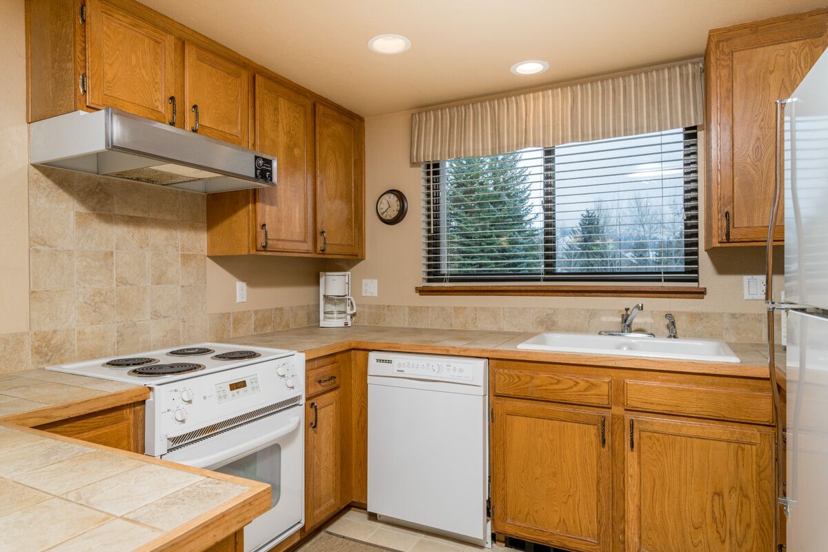 Fall Season Availability! Appealing Mountain Condo with Golf Course Views in Elkhorn