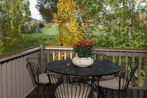 Outdoor dining - Appealing Mountain Condo with Golf Course Views in Elkhorn (Sun Valley)