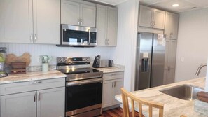 Geladeira, micro-ondas, fogão, cooktop