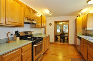 Fridge, microwave, oven, stovetop - Better Days: Pet friendly home with enclosed yard. Screened porch. (Ocracoke)