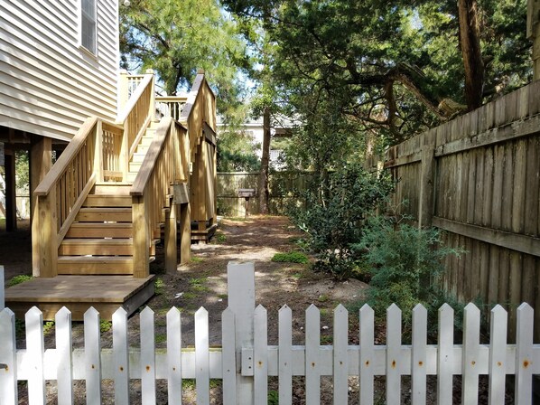 Property grounds - Better Days: Pet friendly home with enclosed yard. Screened porch. (Ocracoke)