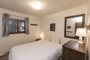 5 bedrooms, iron/ironing board, WiFi, bed sheets