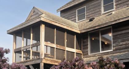 Stromayer Cottage: Enjoy this cabin like home, simplistic design.