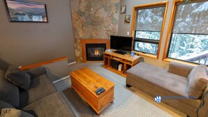 Living area - Cozy, Quiet Mountainside Location, Free Parking & WiFi, Huge Deck (Whistler)