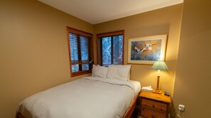 House - Cozy, Quiet Mountainside Location, Free Parking & WiFi, Huge Deck (Whistler)
