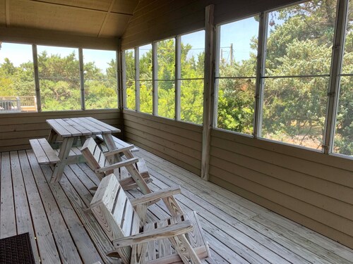 Pilot House:  Relax on the screened porch, family friendly home.