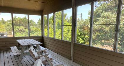 Pilot House: Relax on the screened porch, family friendly home.