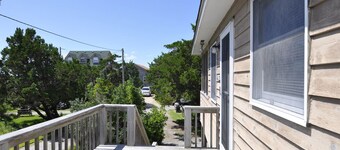 Pilot House: Relax on the screened porch, family friendly home.