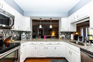 Fridge, microwave, oven, stovetop - Knolls 1111 - Stay Close to the Pools! (Osage Beach)