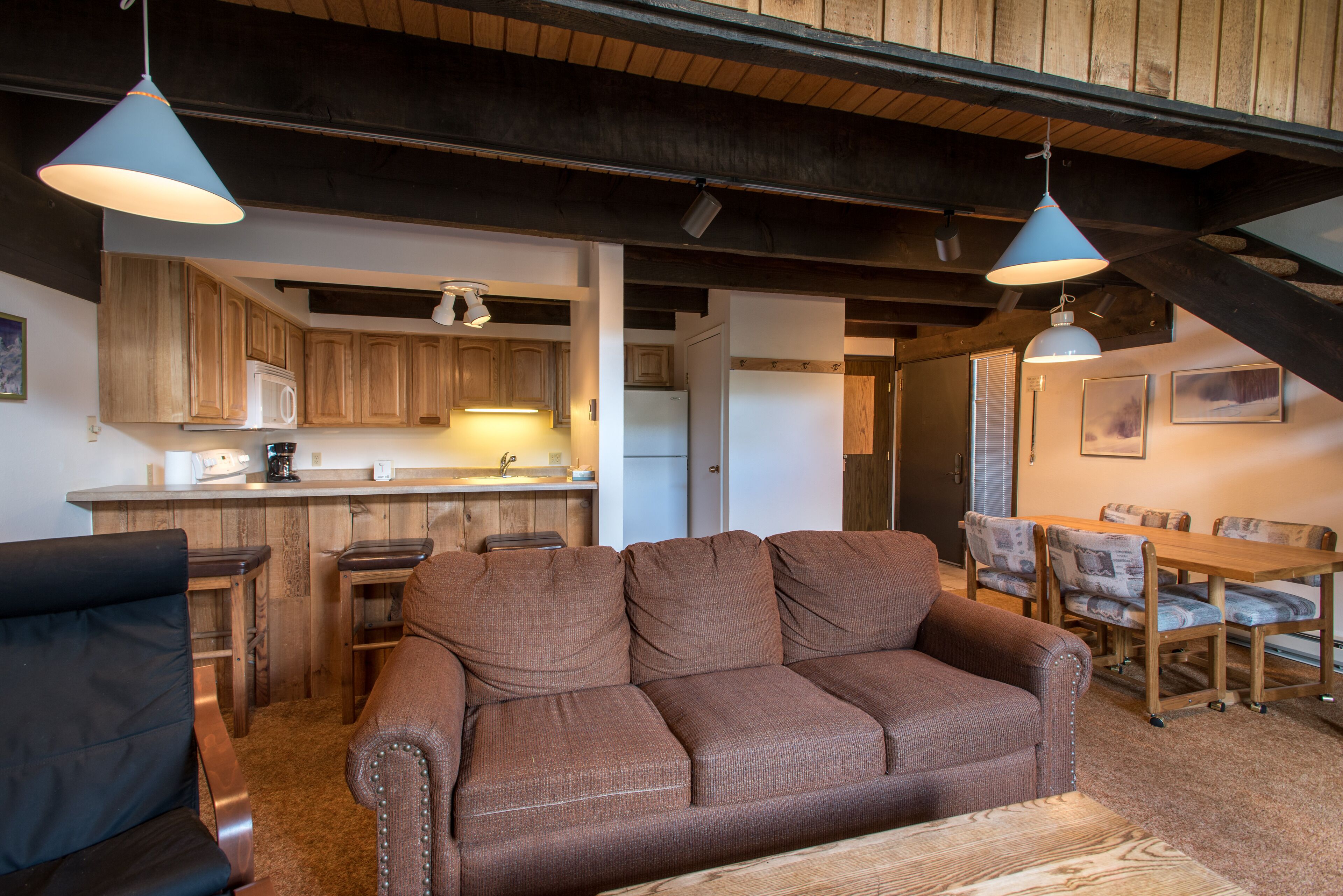 Ski-in/Walk-out condo, free wifi, covered parking. kitchen