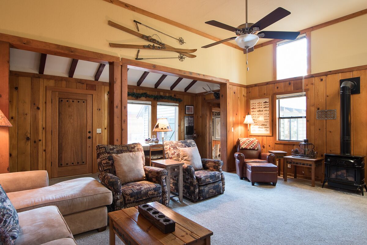 Thanksgiving Availability! Peaceful Cabin with WiFi, short stroll to lake