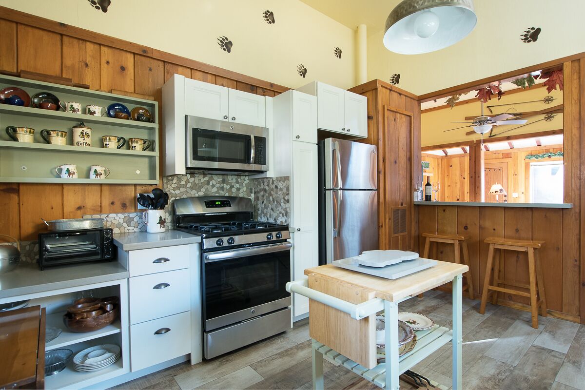 Thanksgiving Availability! Peaceful Cabin with WiFi, short stroll to lake