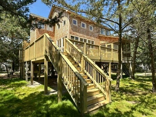 Piper Green:  Dog friendly on nearly an acre, privacy and tranquility.