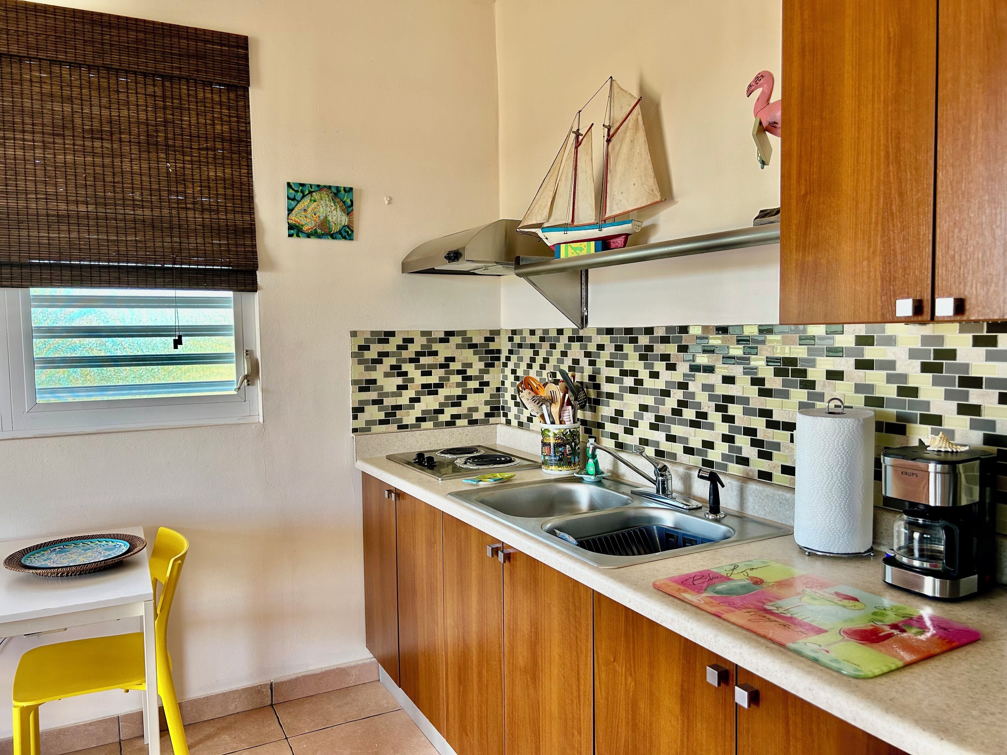 Kühlschrank, Mikrowelle, Herdplatte, Wasserkocher mit Kaffee-/Teezubehör