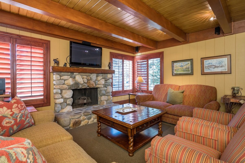 Fall Season Availability! Charming Sun Valley Condo with WIFI and Mountain Views