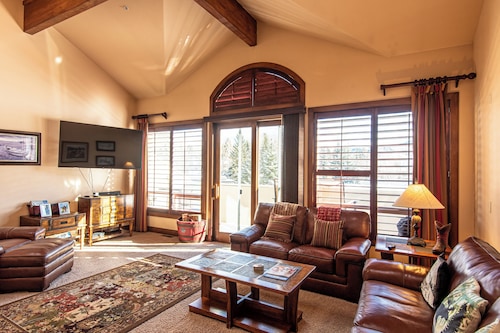 Harriman Townhome 5 - Ideal Family Hangout Haven with Pool Access