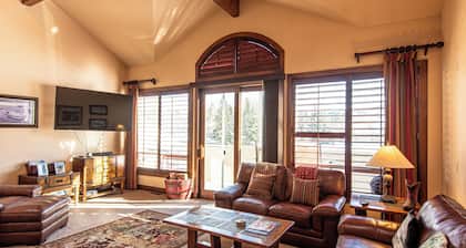 Harriman Townhome 5 - Ideal Family Hangout Haven with Pool Access