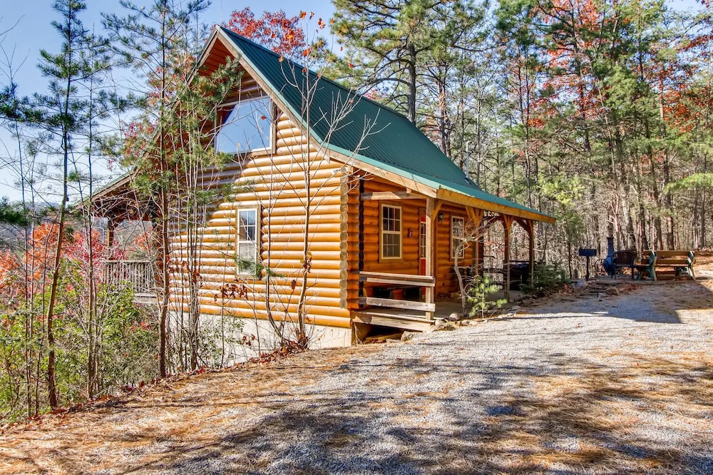 Aleska is cozy and private log cabin tucked away for privacy!