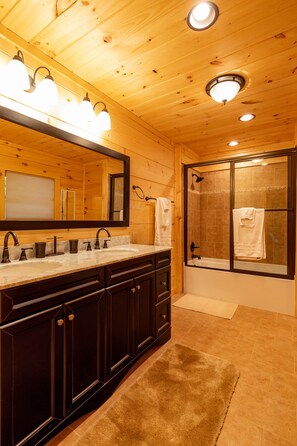 Combined shower/bathtub, hair dryer, towels, soap - Stunning Log Home, 6 bedrooms, 5.5 baths, sleeps 11 on 10 secluded acres (Saluda)