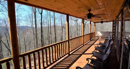 Stunning Log Home, 6 bedrooms, 5.5 baths, sleeps 11 on 10 secluded acres