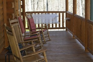 Outdoor dining - Stunning Log Home, 6 bedrooms, 5.5 baths, sleeps 11 on 10 secluded acres (Saluda)