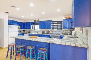 Køleskab, mikrobølgeovn, ovn, kogeplade