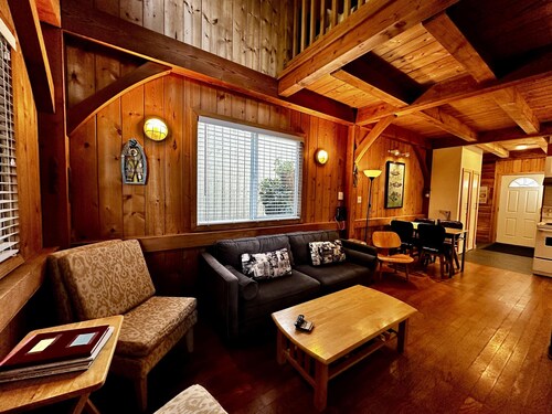 Waterfront Timber-Frame Cottage!