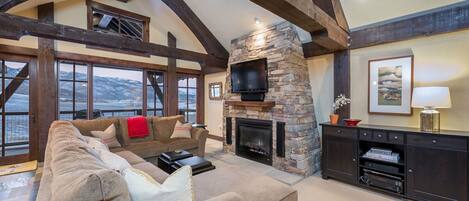 Een smart-tv, een open haard en een dvd-speler