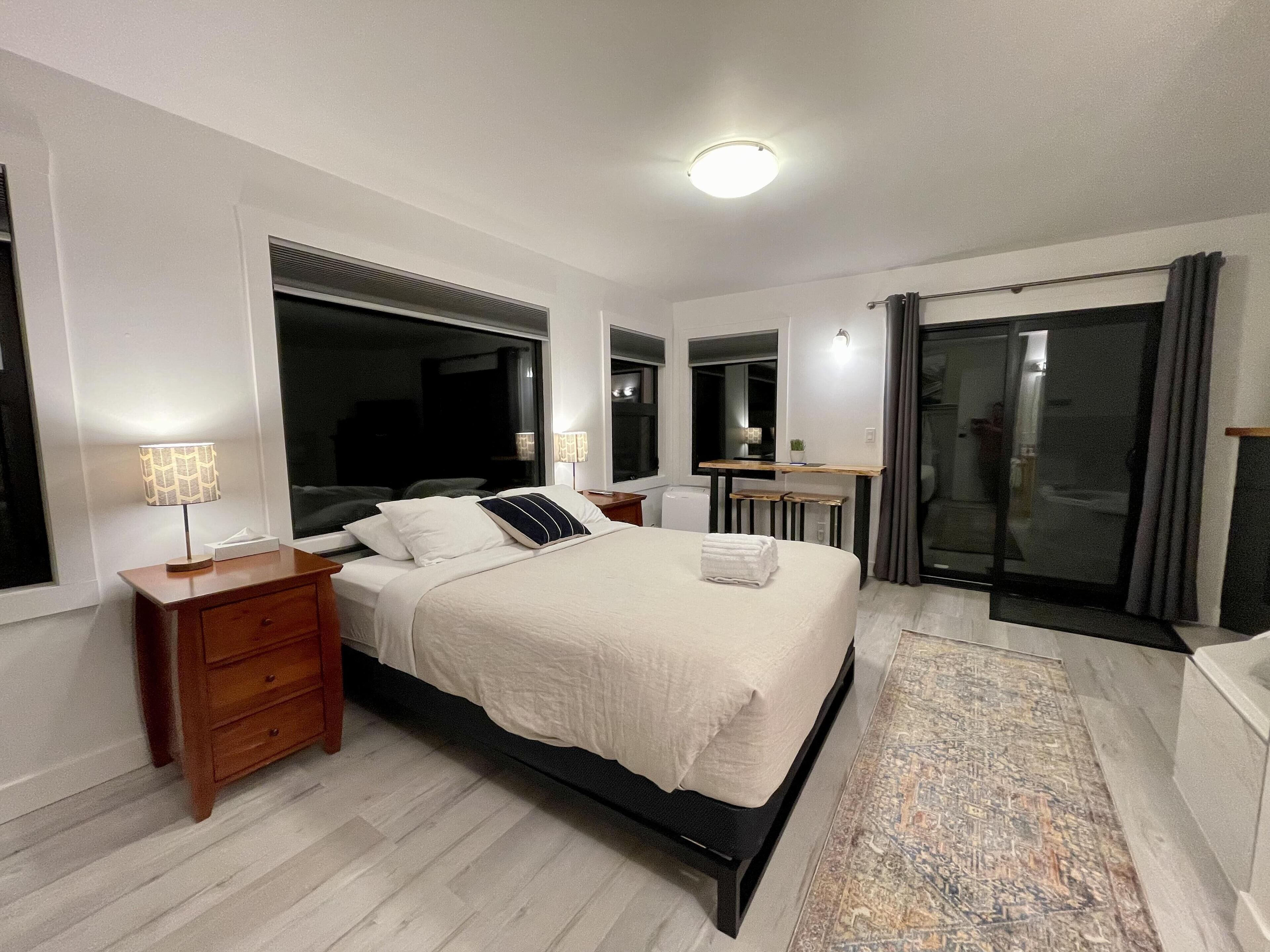 Private Room on Waterfront property with Hot Tub & Firepit - Sea Esta