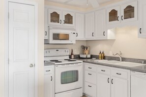 Fridge, microwave, oven, stovetop - Water's Edge 22-2B Beautiful 3 Bedroom Waterfront Condo with Exquisite View! (Lake Ozark)