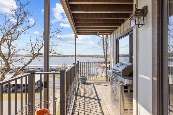 Property grounds - Water's Edge 22-2B Beautiful 3 Bedroom Waterfront Condo with Exquisite View! (Lake Ozark)