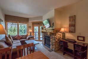 TV, fireplace - Beautiful one bedroom condo in the heart of the center village. (Copper Mountain)