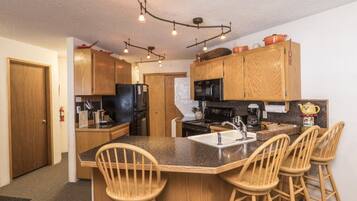 Coffee/tea maker, fridge, microwave, oven
