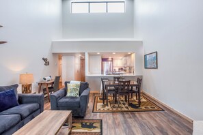 Interior - Stunning mountain view, enclosed sunroom, free wifi & parking (Copper Mountain)