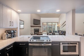 Fridge, microwave, oven, stovetop - Stunning mountain view, enclosed sunroom, free wifi & parking (Copper Mountain)