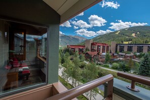 Property grounds - Stunning mountain view, enclosed sunroom, free wifi & parking (Copper Mountain)